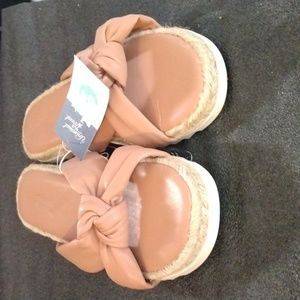 Universal thread tan Sandals SZ 9.5 New